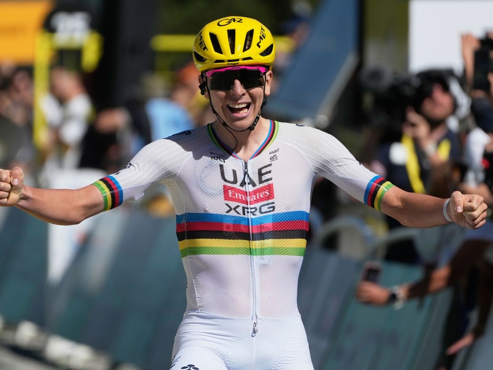 Slovinec Tadej Pogačar oslavuje po prejazde cieľovou čiarou po víťazstve v tretej etape cyklistických pretekov Tour de France.