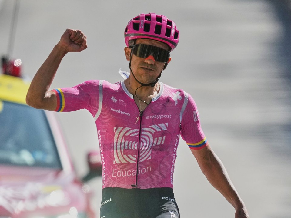 Richard Carapaz oslavuje víťazstvo v 18. etape Tour de France 2026.