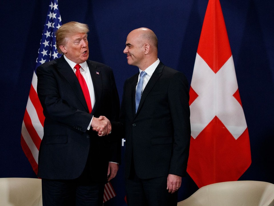 Prezident USA Donald Trump si podáva ruku (vľavo) s vtedajším švajčiarskym prezidentom Alainom Bersetom.