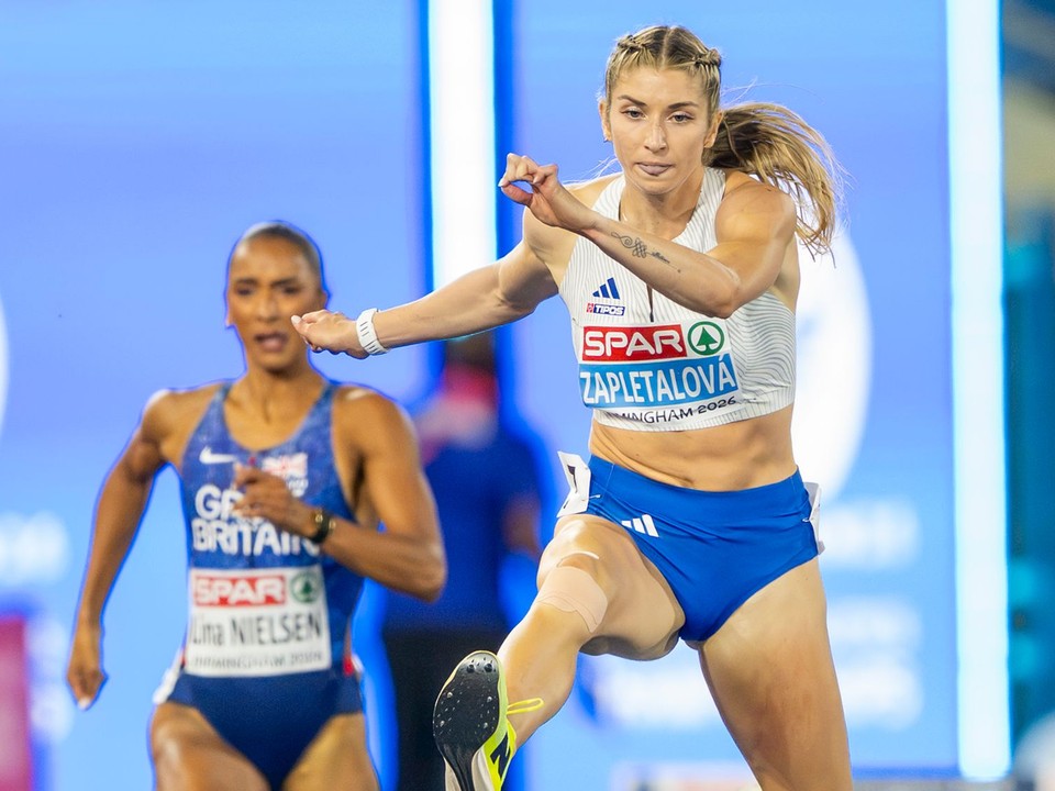 Slovenská atlétka Emma Zapletalová (vpravo).