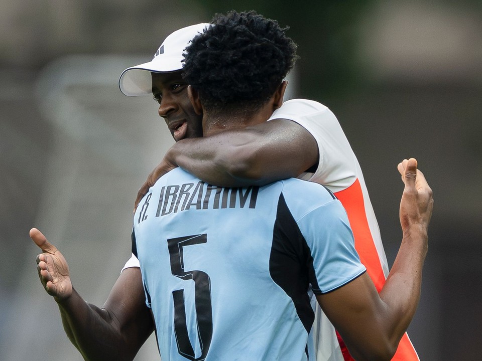 Rahim Ibrahim (Slovan) a tréner Slovana Yaya Touré sa tešia z gólu v zápase 2. kola futbalovej Niké ligy medzi ŠK Slovan Bratislava - FK Železiarne Podbrezová.