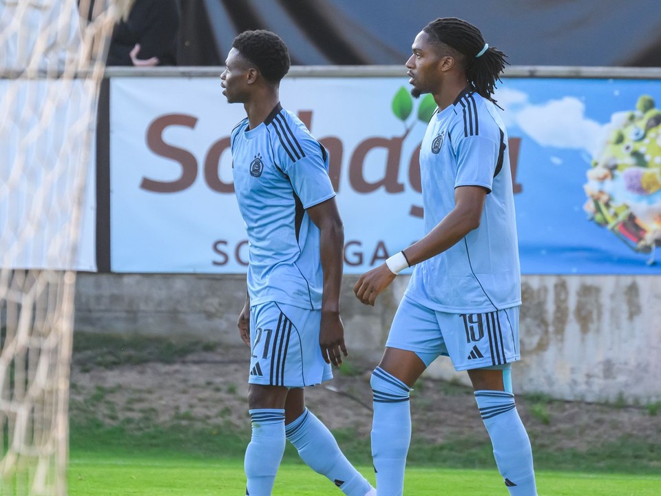 Suleiman Camara Sanneh a Manasse Kianga sa tešia z gólu počas prvého zápasu 3. predkola Ligy majstrov Mjällby AIF - ŠK Slovan Bratislava.
