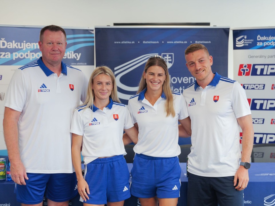 Na snímke zľava šéftréner slovenskej atletickej reprezentácie Libor Charfreitag, atléti Viktória Fosterová, Daniela Ledecká a Ján Volko.
