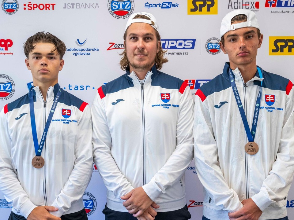 Marko Bekéni (vľavo) a Leon Sloboda (vpravo) a kapitán tímu Lukáš Lacko pózujú s bronzovými medailami.