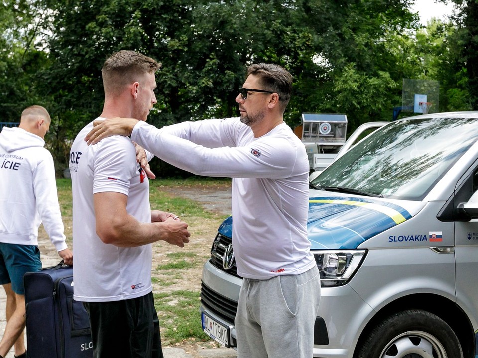 Na snímke zľava slovenský reprezentant v rýchlostnej kanoistike Samuel Baláž a tréner rýchlostných kanoistov Andrej Wiebauer pred odchodom slovenskej výpravy.