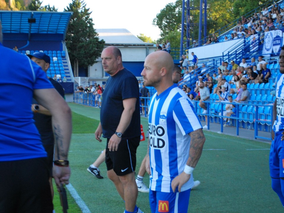 Tréner FC Nitra Andrej Štefanka (v čiernom) posiela do hry Miroslava Stocha.