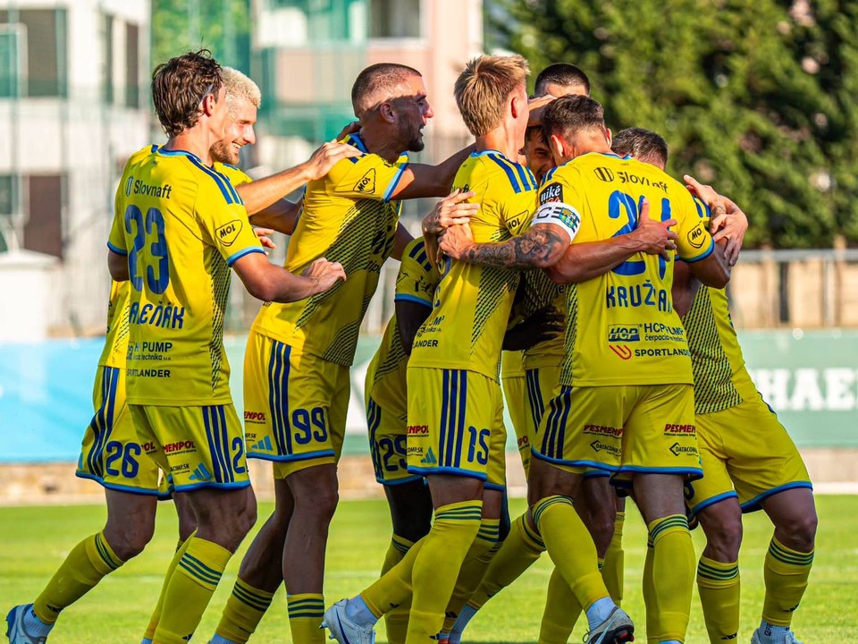 Futbalisti FC Košice oslavujú gól proti MFK Skalica.