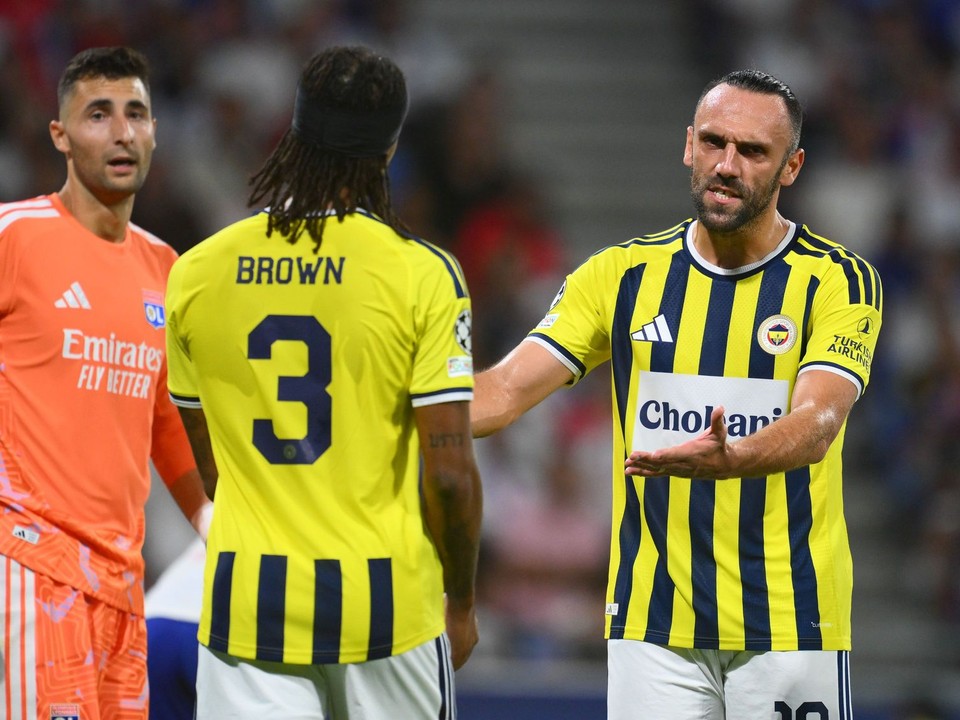 Slovenský brankár Dominik Greif (vľavo) z Olypique Lyon a hráč Vedat Muriqi (19) z Fenerbahce Istanbul počas odvety play off Ligy majstrov vo futbale Olympique Lyon – Fenerbahce Istanbul.
