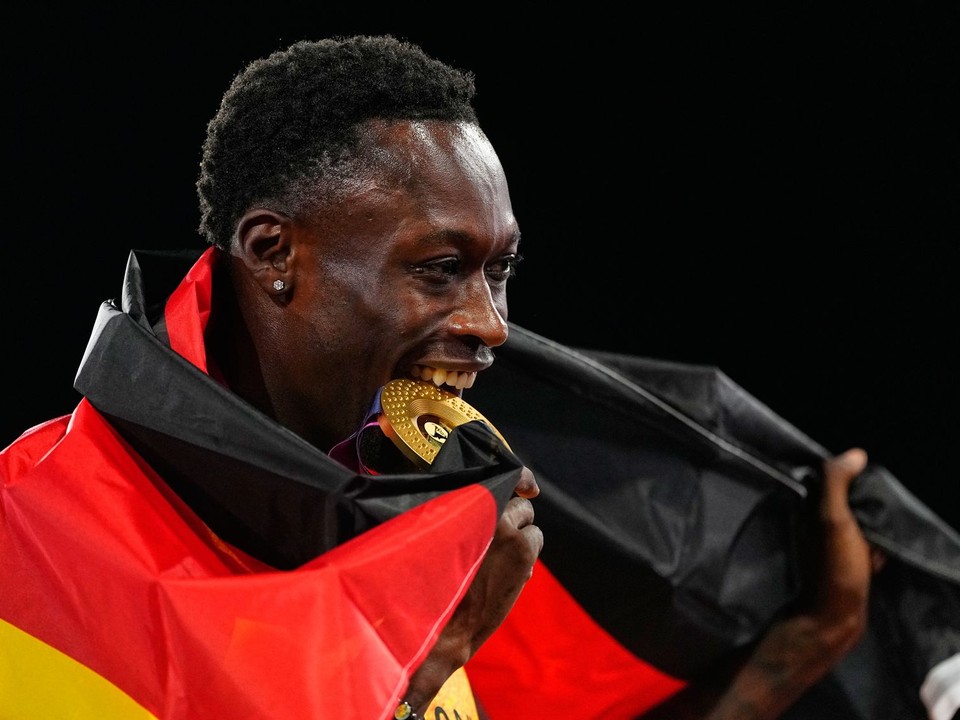 Nemecký atlét Owen Ansah oslavuje so zlatou medailou po jeho víťazstve vo finále v behu na 200 metrov.