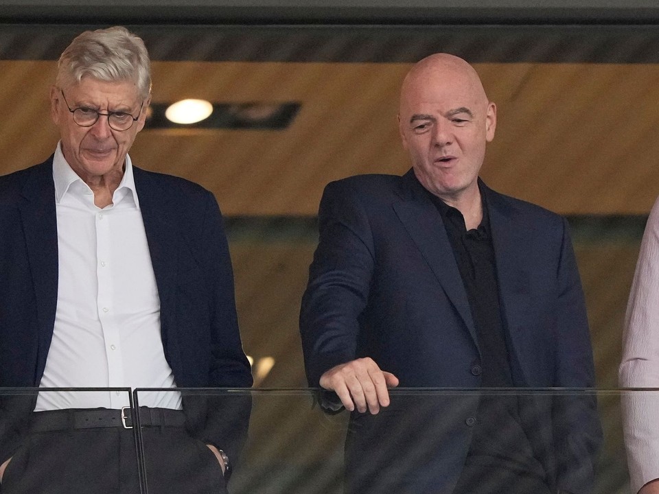 FIFA prezident Gianni Infantino (vpravo) a Arsene Wenger.