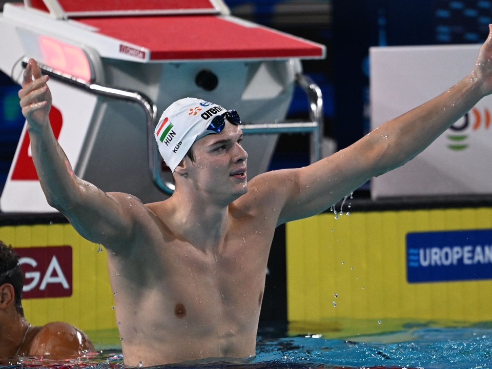 Maďarský plavec Hubert Kós oslavuje triumf na ME 2026.