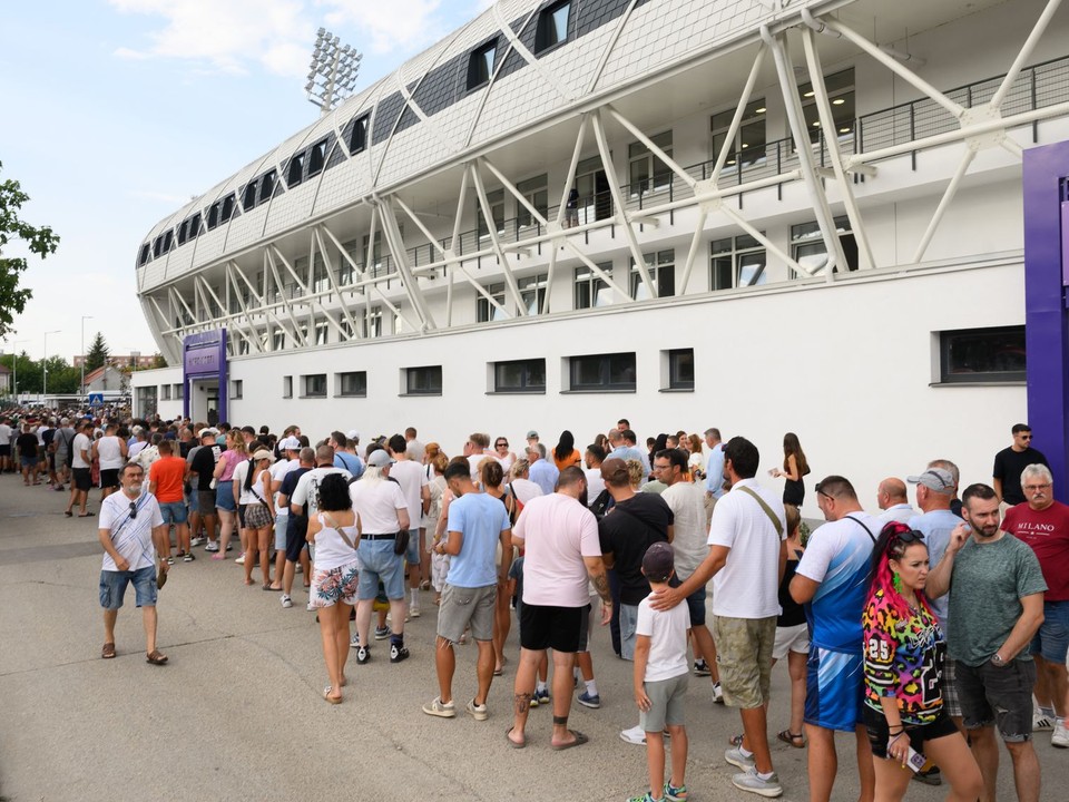 Na snímke fanúšikovia čakajú v radoch pred zápasom 2. kola futbalovej Niké ligy medzi KFC Komárno a FC Spartak Trnava.