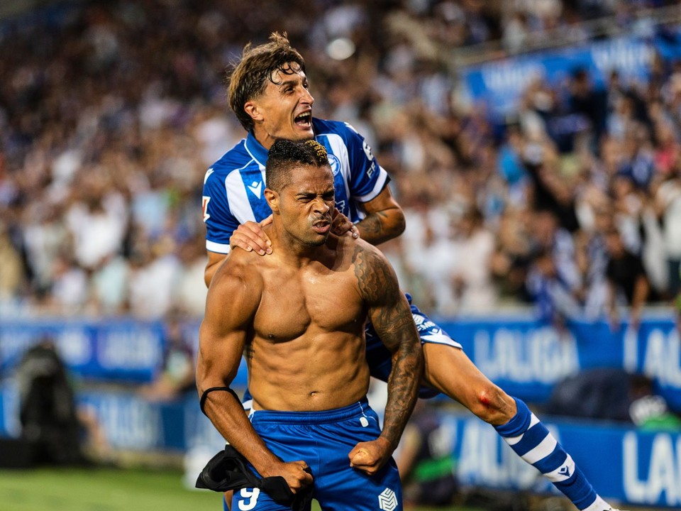 Futbalisti Deportiva Alaves oslavujú gól.
