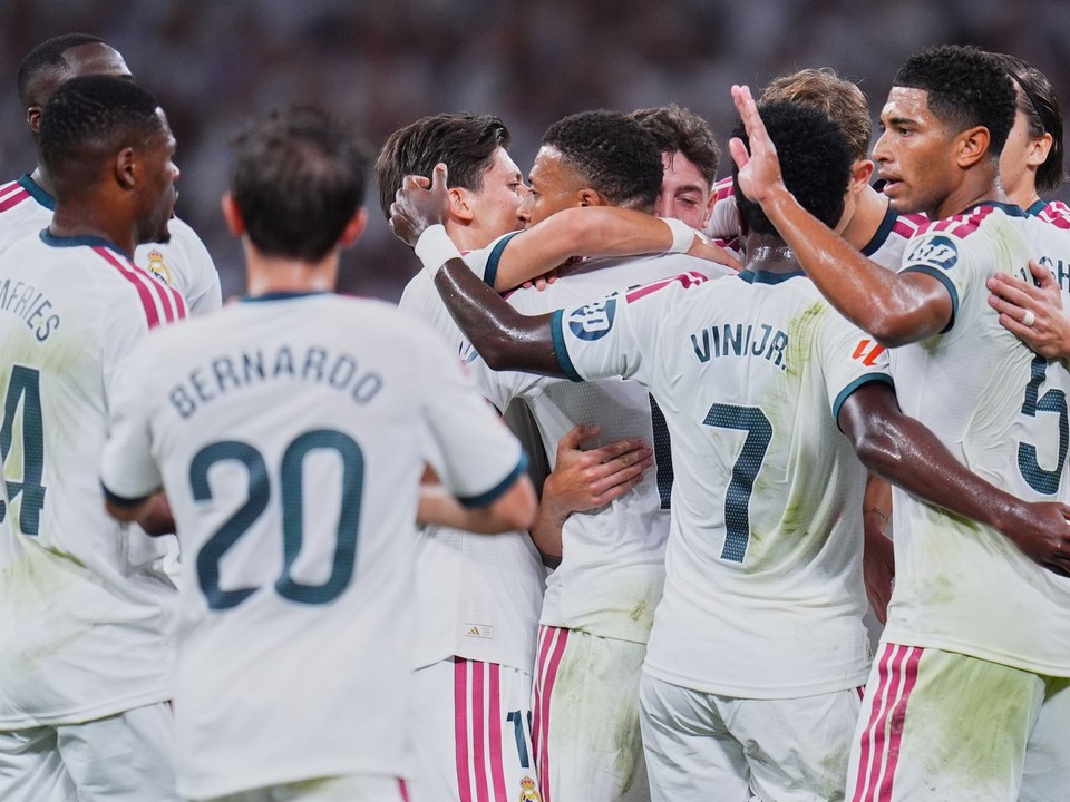 Hráč Realu Madrid Kylian Mbappe (uprostred) sa teší z gólu so spoluhráčmi počas dohrávky 1. kola španielskej La Ligy Real Madrid - Real Sociedad.