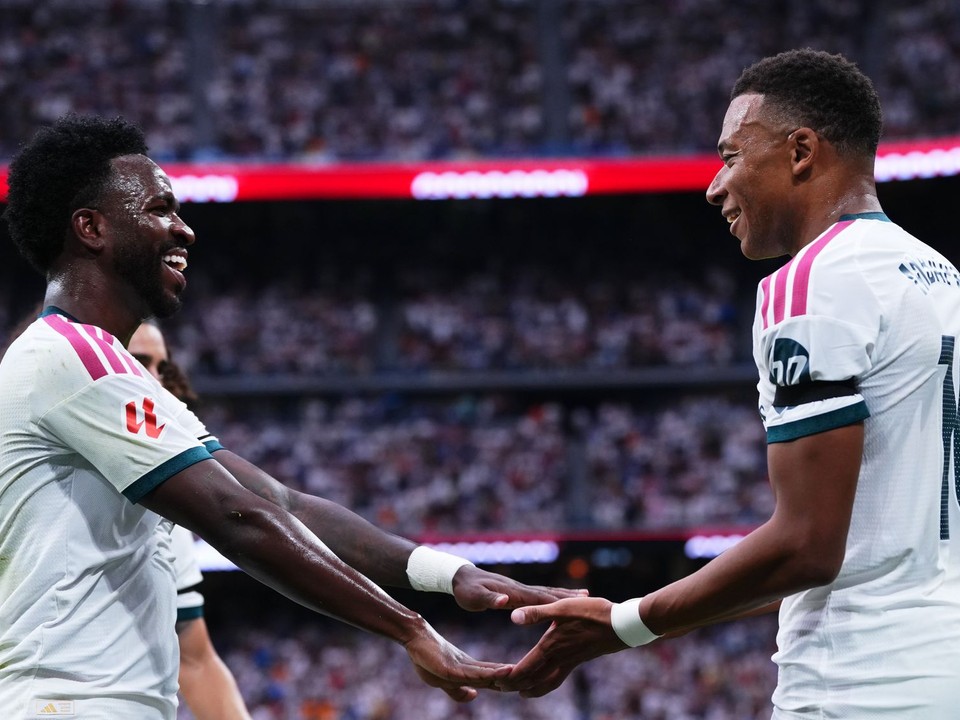 Kylian Mbappé z Realu Madrid (vpravo) oslavuje s Viníciusom Júniorom z Realu Madrid po tom, čo strelil tretí gól svojho tímu.
