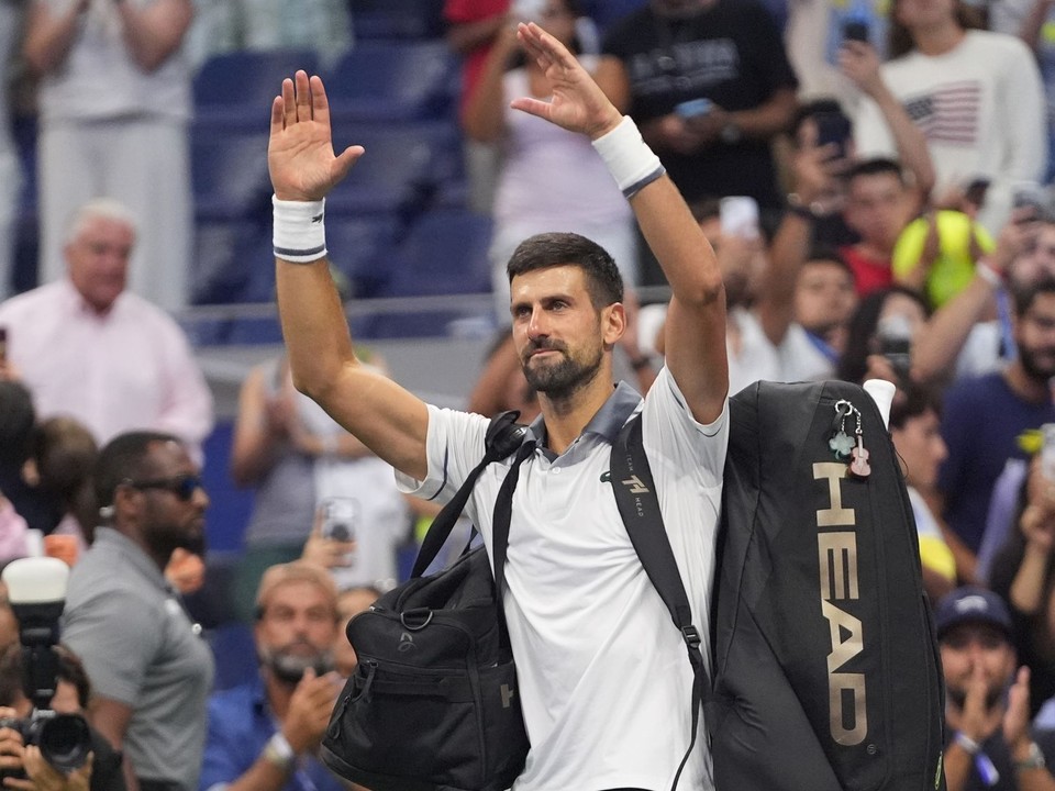 Novak Djokovič odchádza z kurtu po prehre v 1. kole US Open 2026.