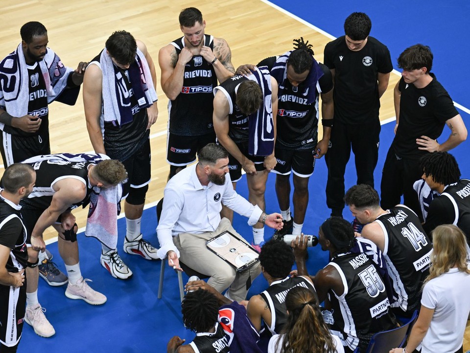 Na snímke tím Prievidze počas zápasu basketbalového SUPERpohára 2026 medzi 
Patrioti Levice - BC Prievidza.