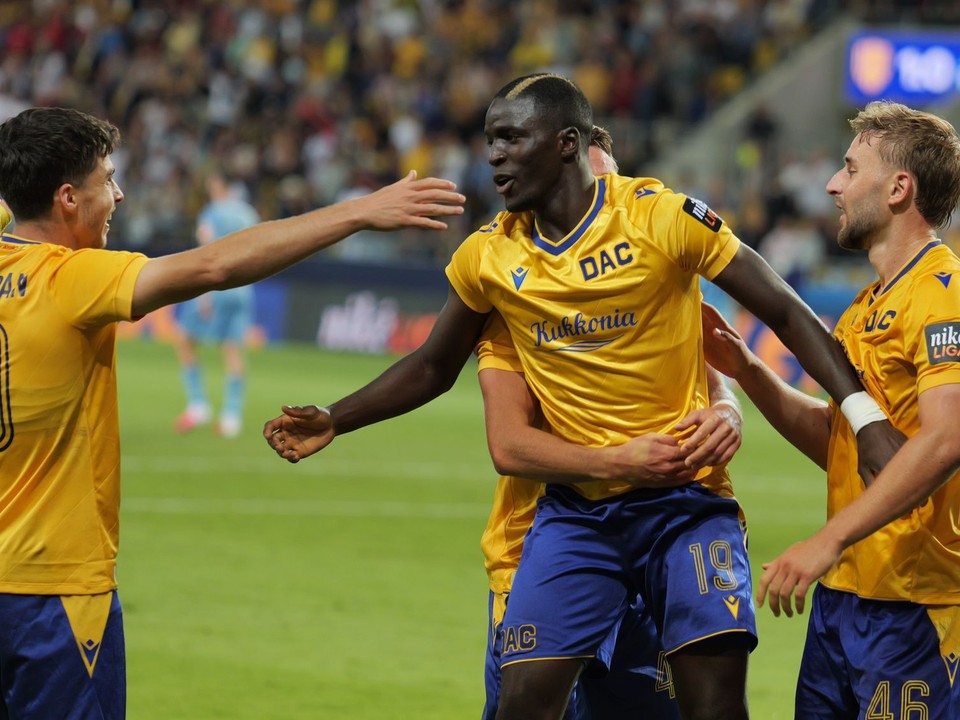 Na snímke druhý vpravo hráč Alioune Sylla (DAC) sa teší z gólu so spoluhráčmi počas zápasu 7. kola futbalovej Niké ligy FC DAC 1904 Dunajská Streda - ŠK Slovan Bratislava.