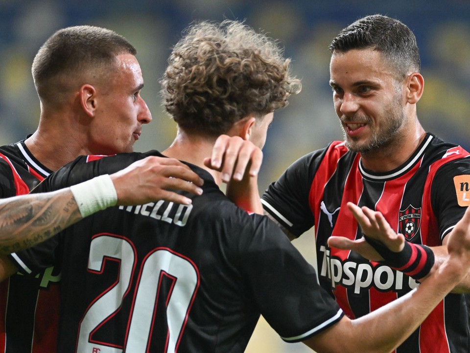 Radosť hráčov Trnavy po strelení gólu počas zápasu 9. kola Niké ligy medzi FC DAC 1904 Dunajská Streda a FC Spartak Trnava.