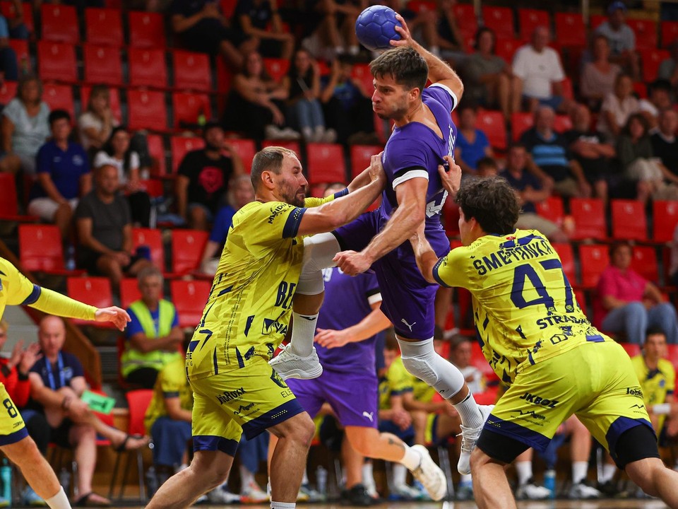 Na snímke zľava Šimon Michniewicz (Bojnice), Mykola Melnyk (Bojnice), Marek Jankovič (Hlohovec) a Tomáš Smetánka (Bojnice) bojujú o loptu.