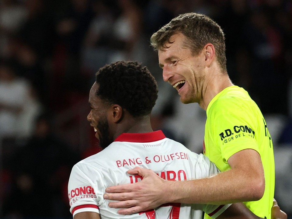 Brankár Lukáš Hrádecký oslavuje po zápase AS Monaco - PSG so Stanisom Idumbom.