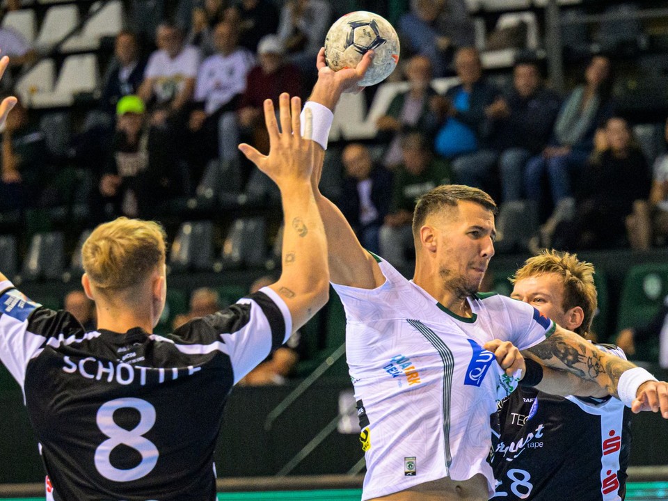 Na snímke zľava Nico Schöttle (Bergischer), Lukáš Urban (Prešov), Tom Bergner (Bergischer) počas zápasu 1. kola D-skupiny Európskej ligy EHF v hádzanej mužov Tatran Prešov – Bergischer HC.