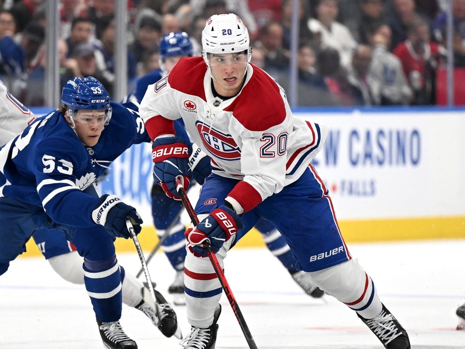 Juraj Slafkovský s pukom na hokejke v prvom zápase novej sezóny NHL. 