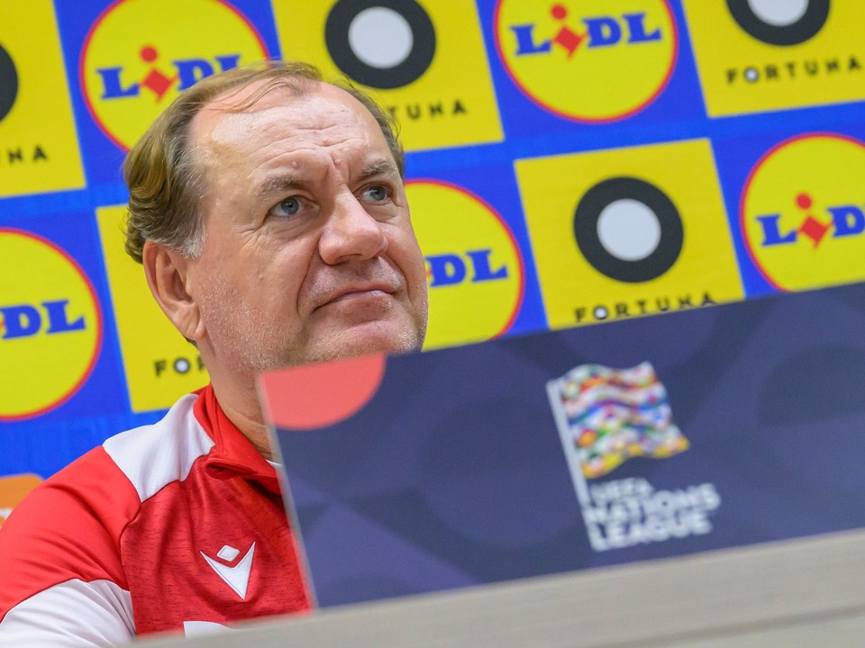 Tréner slovenskej futbalovej reprezentácie Vladimír Weiss st. počas tlačovej konferencie pred sobotným zápasom C-divízie Ligy národov Slovensko - Moldavsko.