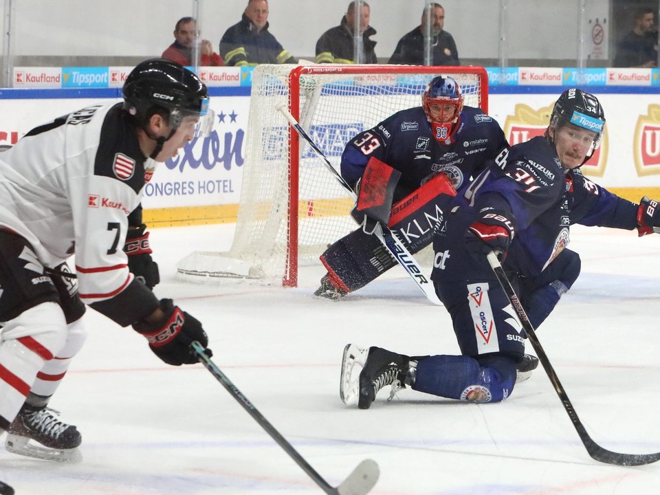 Na snímke zľava Eric Lucas (Banská Bystrica) a Gienni Fairborother (Zvolen) počas zápasu Tipsport ligy HC ‘05 TAM Banská Bystrica - HKM Zvolen.