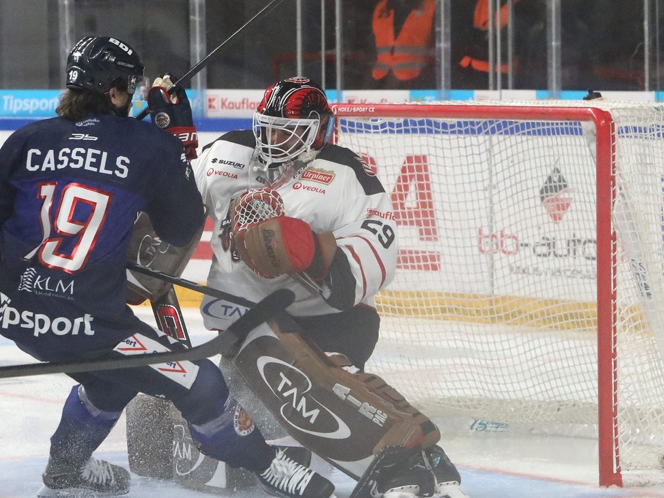 Na snímke zľava Cole Cassels (Zvolen) a brankár Banskej Bystrice Evan Buitenhuis počas zápasu 1. kola Tipsport ligy HC ‘05 TAM Banská Bystrica - HKM Zvolen.