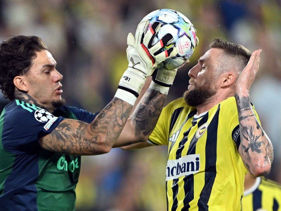 Na snímke slovenský futbalista a kapitán Fenerbahce Istanbul Milan Škriniar (vpravo) a brankár Fenerbahce Ederson Moraes.