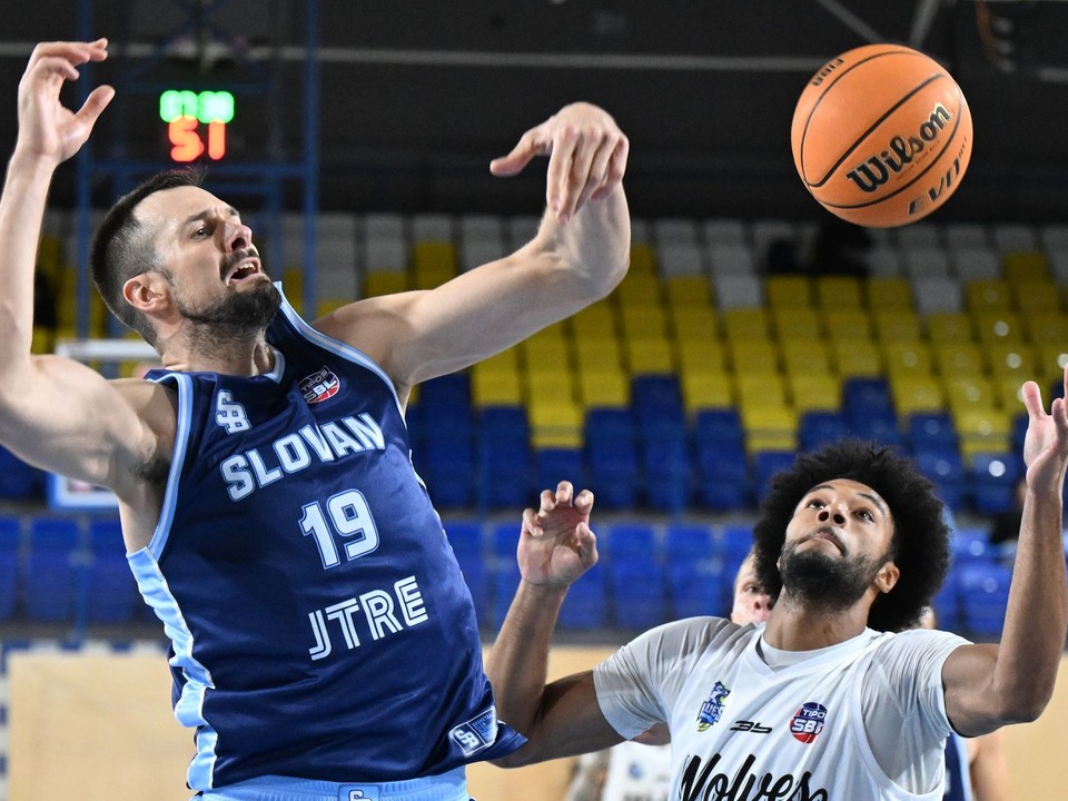 Na snímke sprava Tyson Brown (Košice) a Zoran Nikolič (Bratislava) v predohrávke 1.kola Tipos SBL.