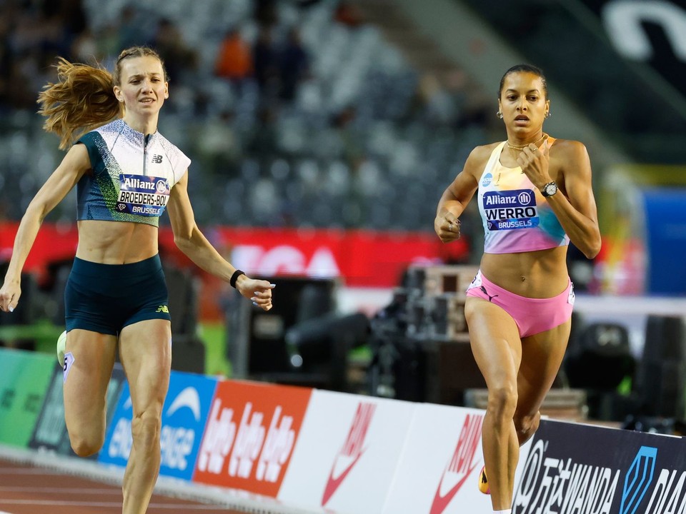 Švajčiarka Audrey Werrová (vpravo) a Holanďanka Femke Broedersová-Bolová v behu žien na 800 metrov na atletickom mítingu Diamantovej ligy v Bruseli.