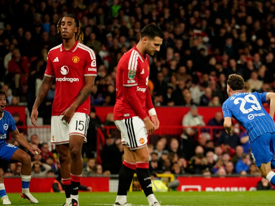 Vzadu Maxim De Cuyper oslavuje gól, vpredu sklamaní hráči Manchestru United.