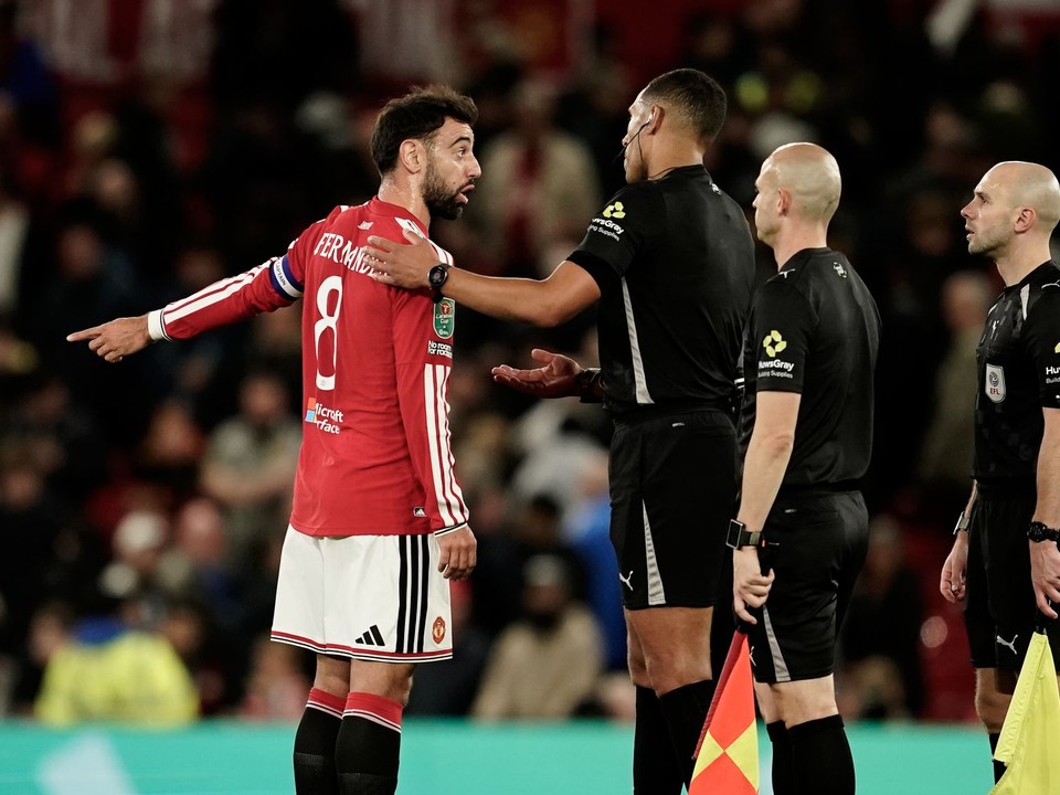 Bruno Fernandes v komunikácii s rozhodcami.