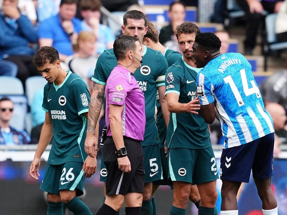 Taiwo Awoniyi vidí červenú kartu počas zápasu Coventry - Brighton.