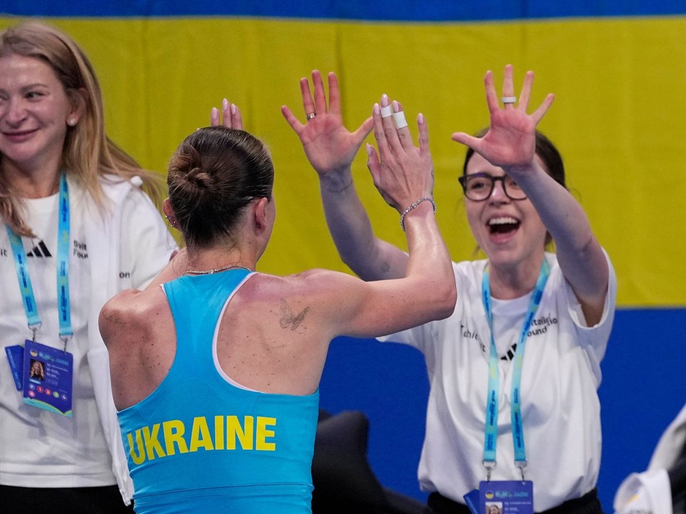 Jelena Svitolinová oslavuje postup Ukrajiny do finále Pohára Billie Jean Kingovej.