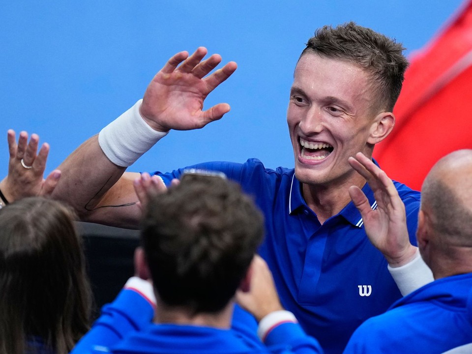 Jiří Lehečka oslavuje víťazstvo nad Benom Sheltonom. 