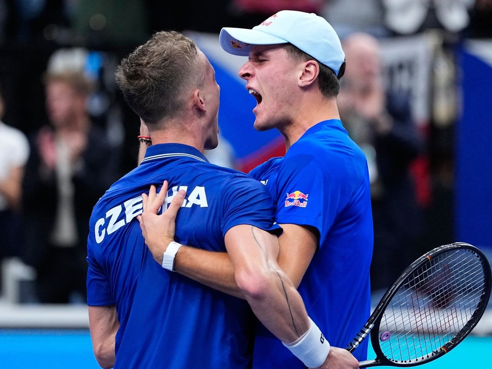 Jiří Lehečka a Jakub Menšík oslavujú postup Česka.