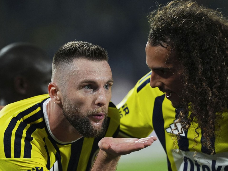 Slovenský futbalista Milan Škriniar (vľavo) z Fenerbahce sa teší z gólu.