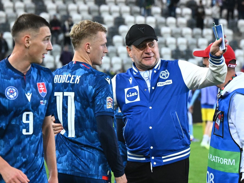 Hráči Slovenska zľava Róbert Boženík, Tomáš Bobček a tréner Slovenska Vladimír Weiss st. diskutujú po zápase C-divízie Ligy národov vo futbale Slovensko - Kazachstan.