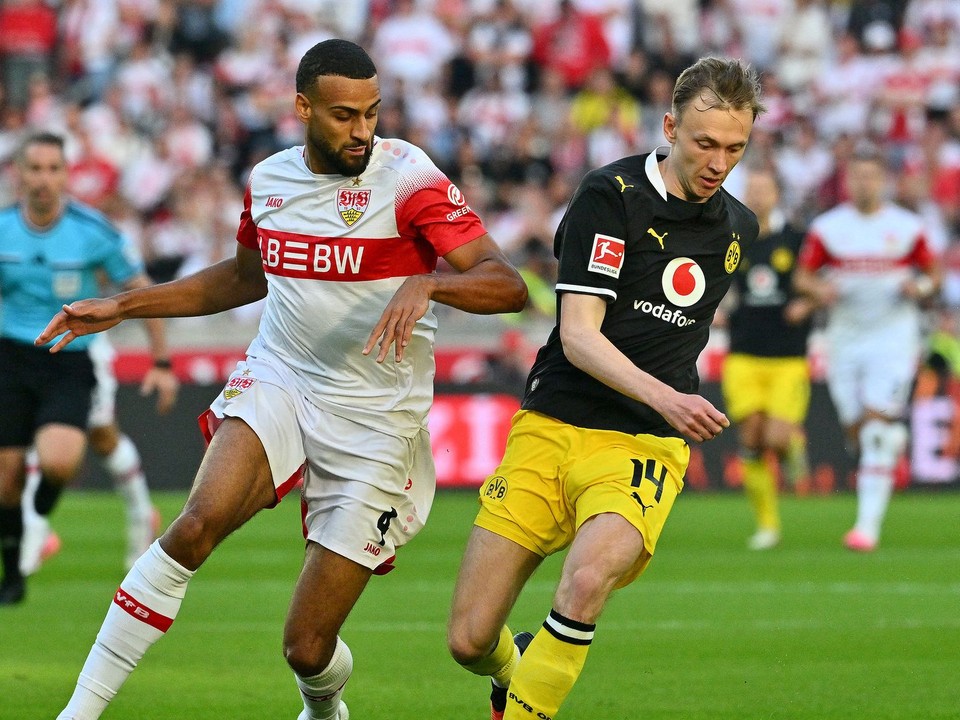 Na snímke hráč Stuttgartu Josha Vagnoman (vľavo) a hráč Borussie Dortmund Maximilian Beier bojujú o loptu.