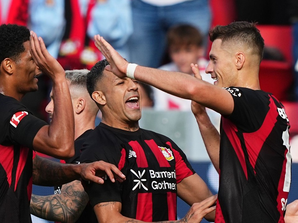 Leverkusen oslavuje gól. 