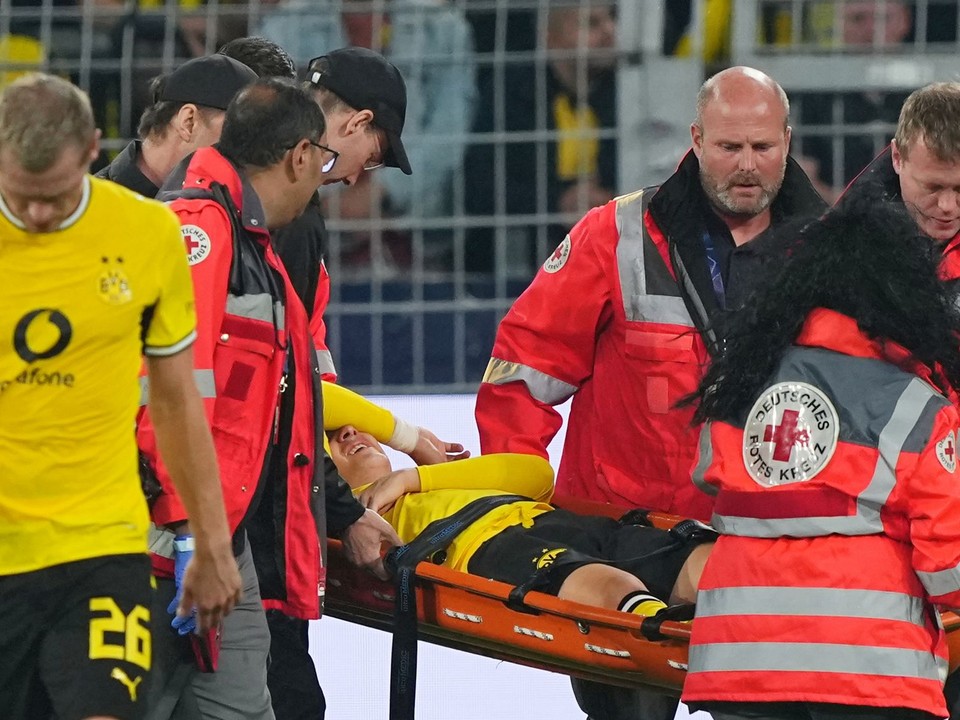 Hráča Dortmundu Konstantinosa Karetsasa odnášajú na nosidlách počas zápasu 1. kola ligovej fázy Ligy majstrov Borussia Dortmund – CF Villarreal.