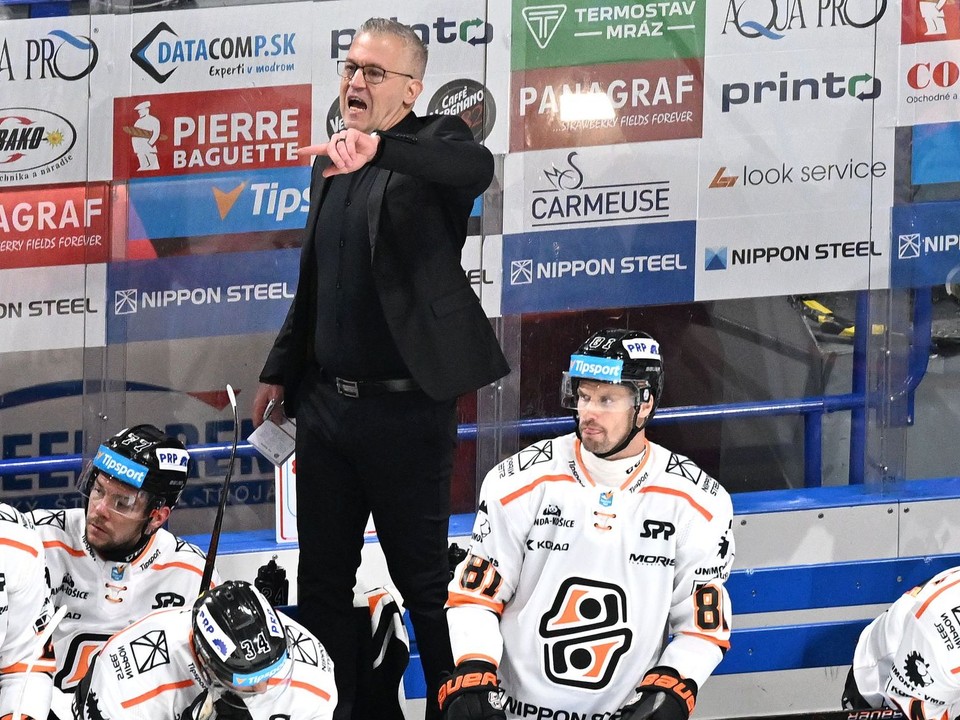 Na snímke tréner HC Košice Dan Ceman a hráči.