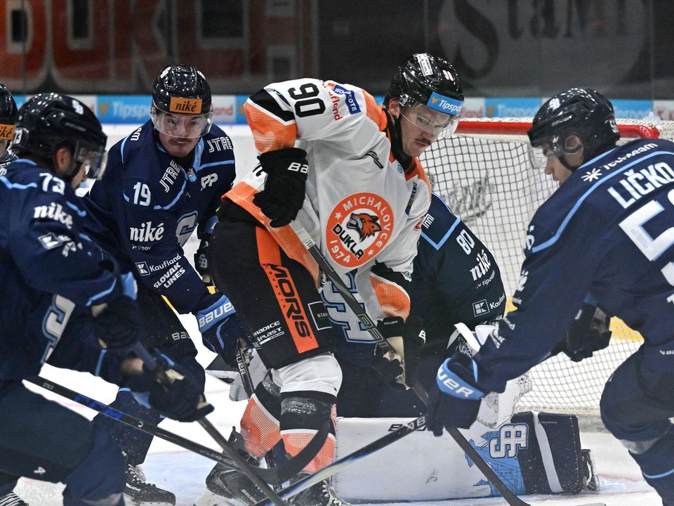 Na snímke druhý sprava Matthew Boucher (Michalovce) v obkľúčení hráčov Slovana v zápase 2. kola hokejovej Tipsport ligy HK Dukla Michalovce - HC Slovan Bratislava.