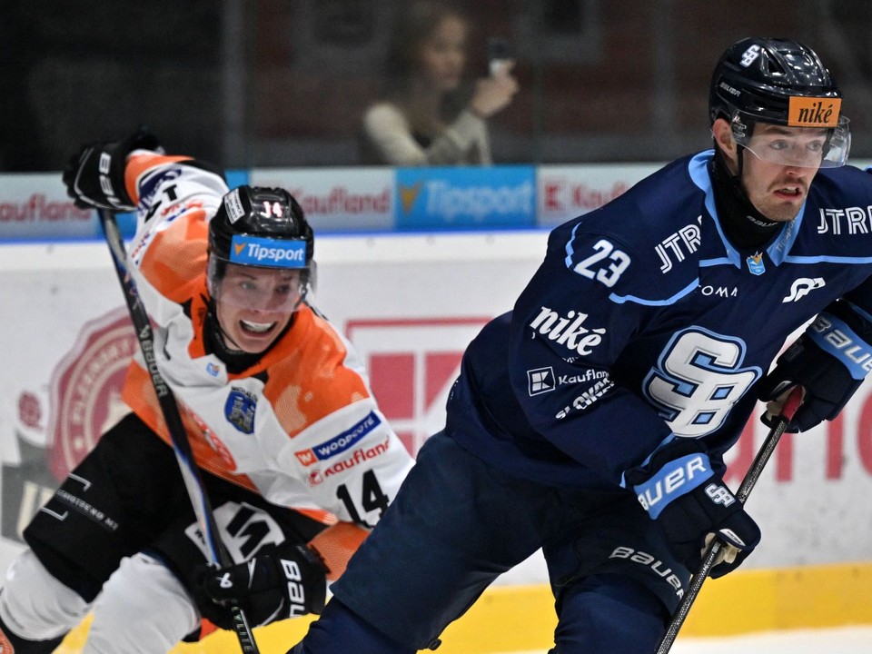 Oliver Turan (Slovan) a Dominik Kišš (Michalovce) bojujú o puk v zápase 2. kola hokejovej Tipsport ligy HK Dukla Michalovce - HC Slovan Bratislava.