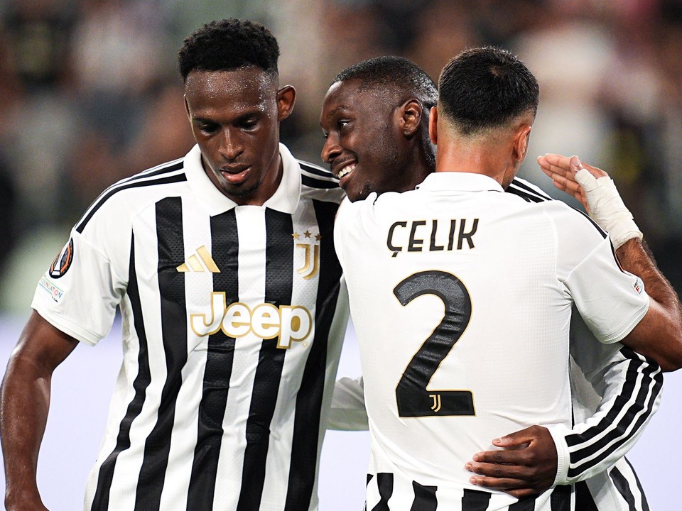 Hráč Juventusu Turín Zeki Celik (vpravo) sa teší z gólu so spoluhráčmi počas zápasu 1. kola ligovej fázy Európskej ligy Juventus Turín – NEC Nijmegen.