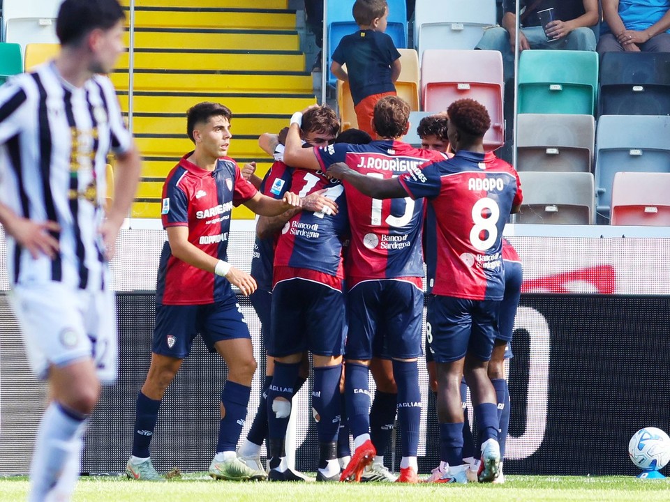 Futbalisti Cagliari aj s Obertom oslavujú gól.