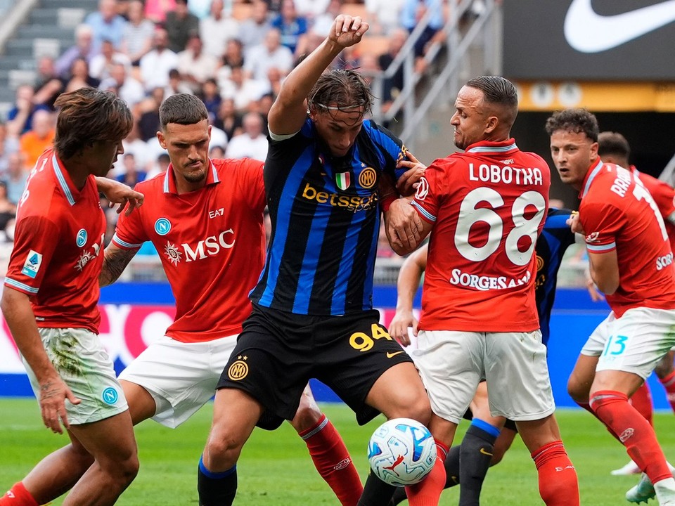 Hráč Interu Miláno Pip Esposito (uprostred) a hráči Neapola Rafa Marin, Antonio Vergara a Stanislav Lobotka v súboji o loptu počas zápasu 3. kola talianskej Serie A Inter Miláno – SSC Neapol.